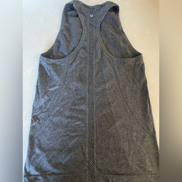 Lululemon size 4 top - Picture 3 of 3